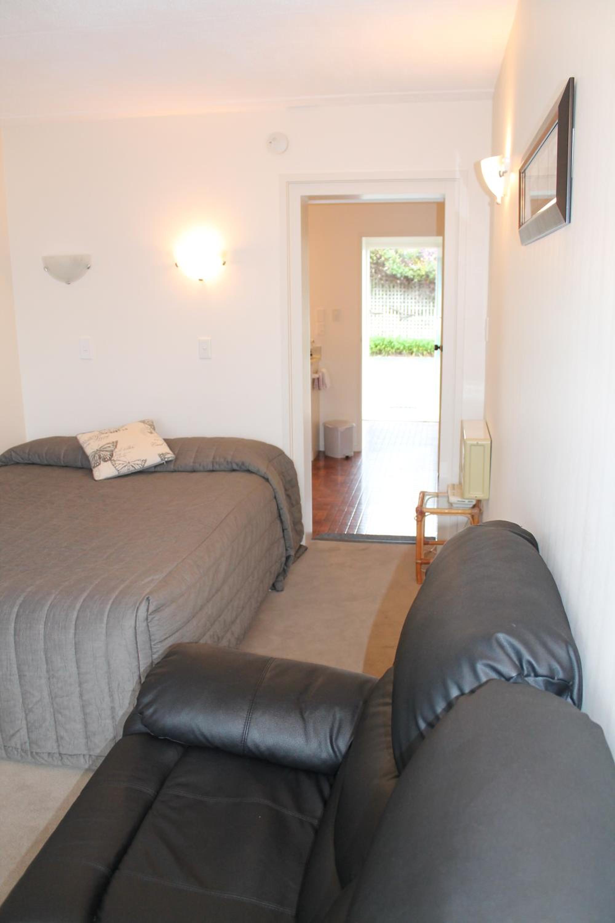 Garden, Studio, Queen Bed