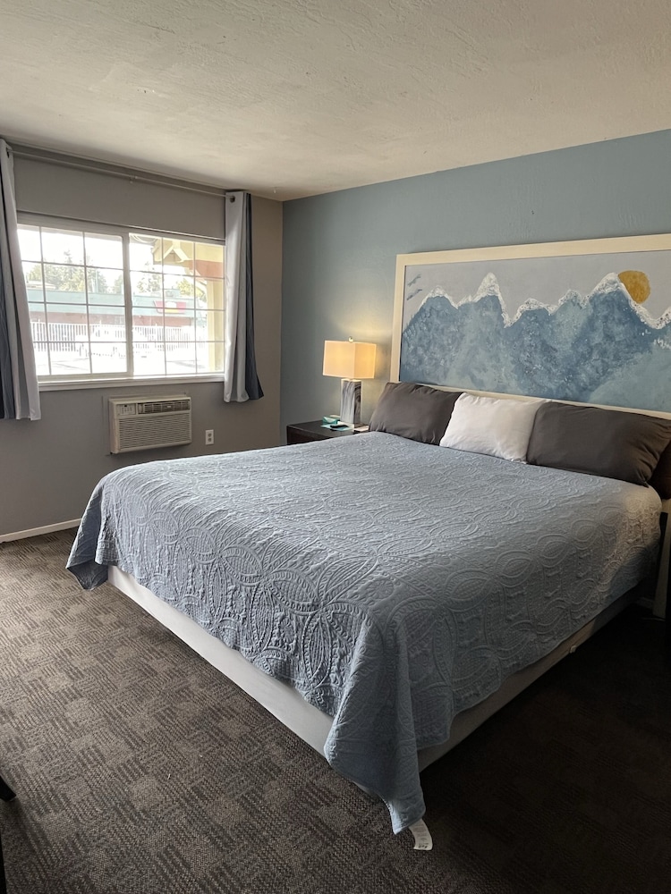Bluebird Day Inn & Suites 18/68
