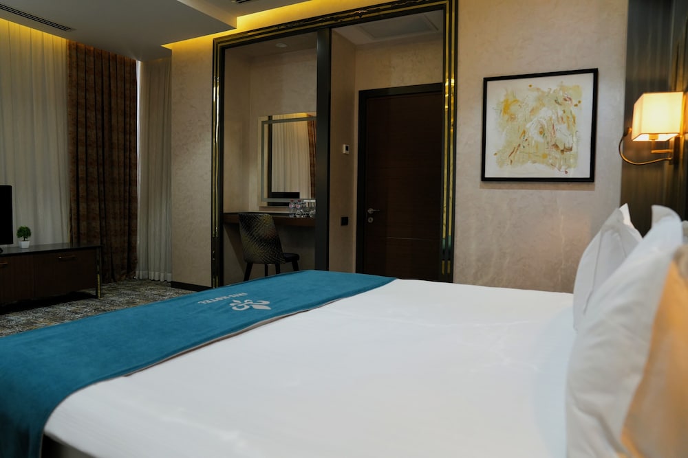 LUXURY, SUITE