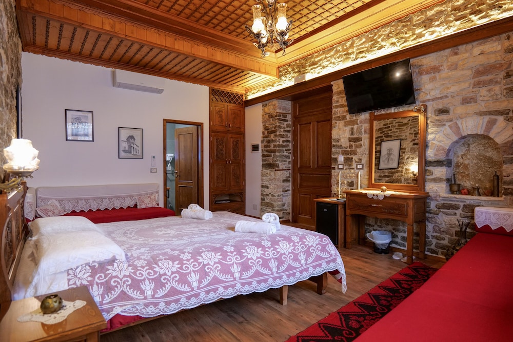 Bineri Hotel Gjirakastra 33/52