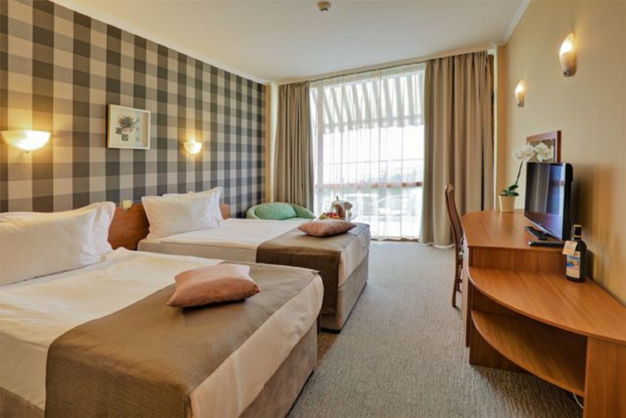 ROOM, DOUBLE BED