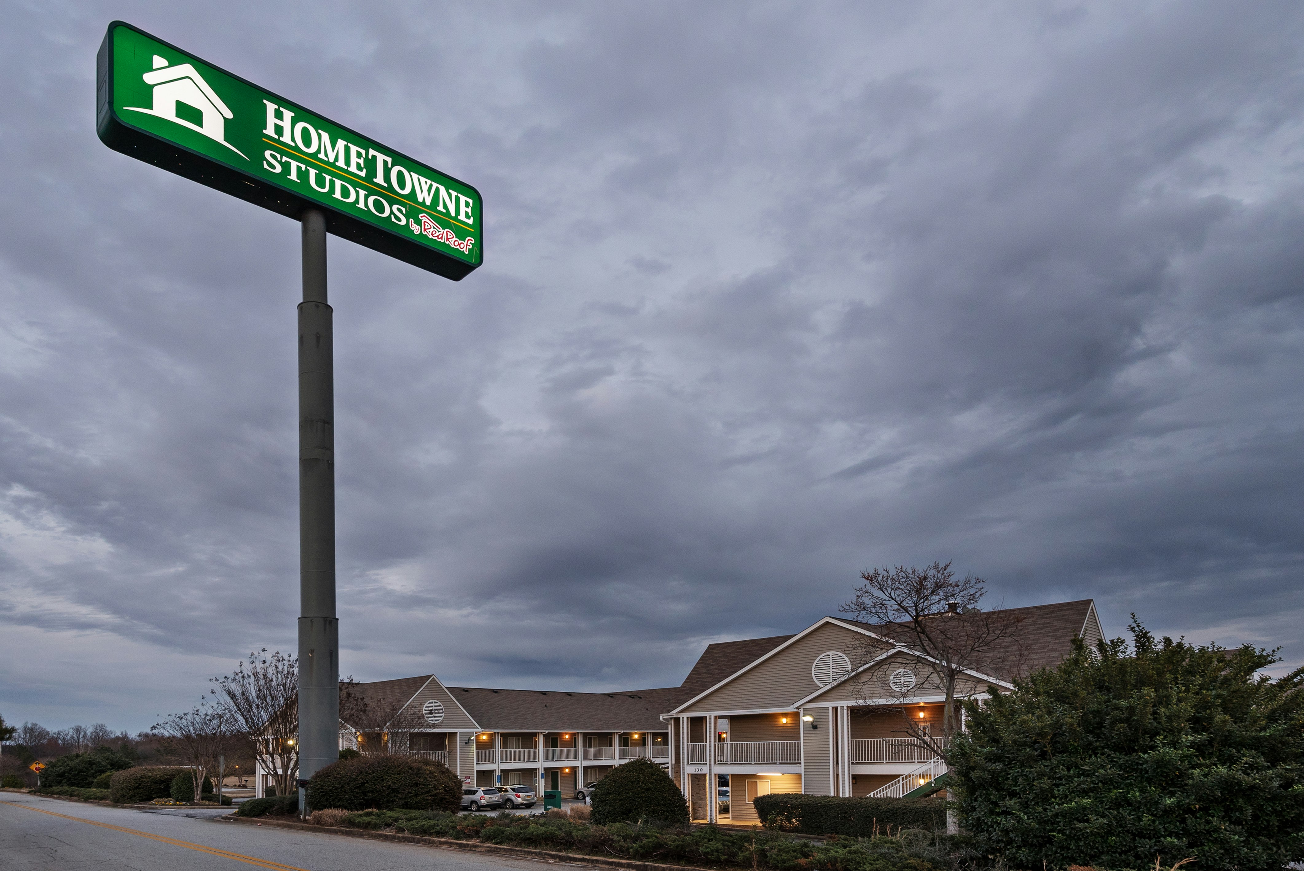 HomeTowne Studios by Red Roof Spartanburg - Asheville Highway 6/37