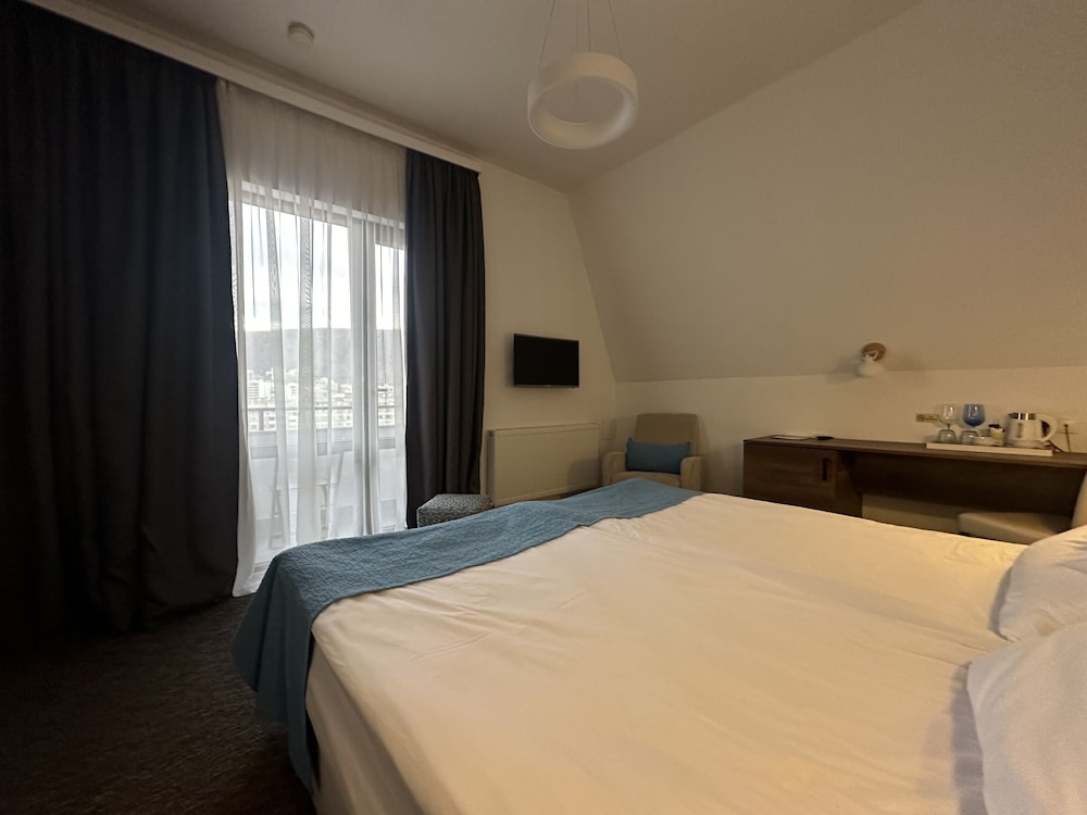 DELUXE, TWIN BEDS, CITY VIEW, BALCONY