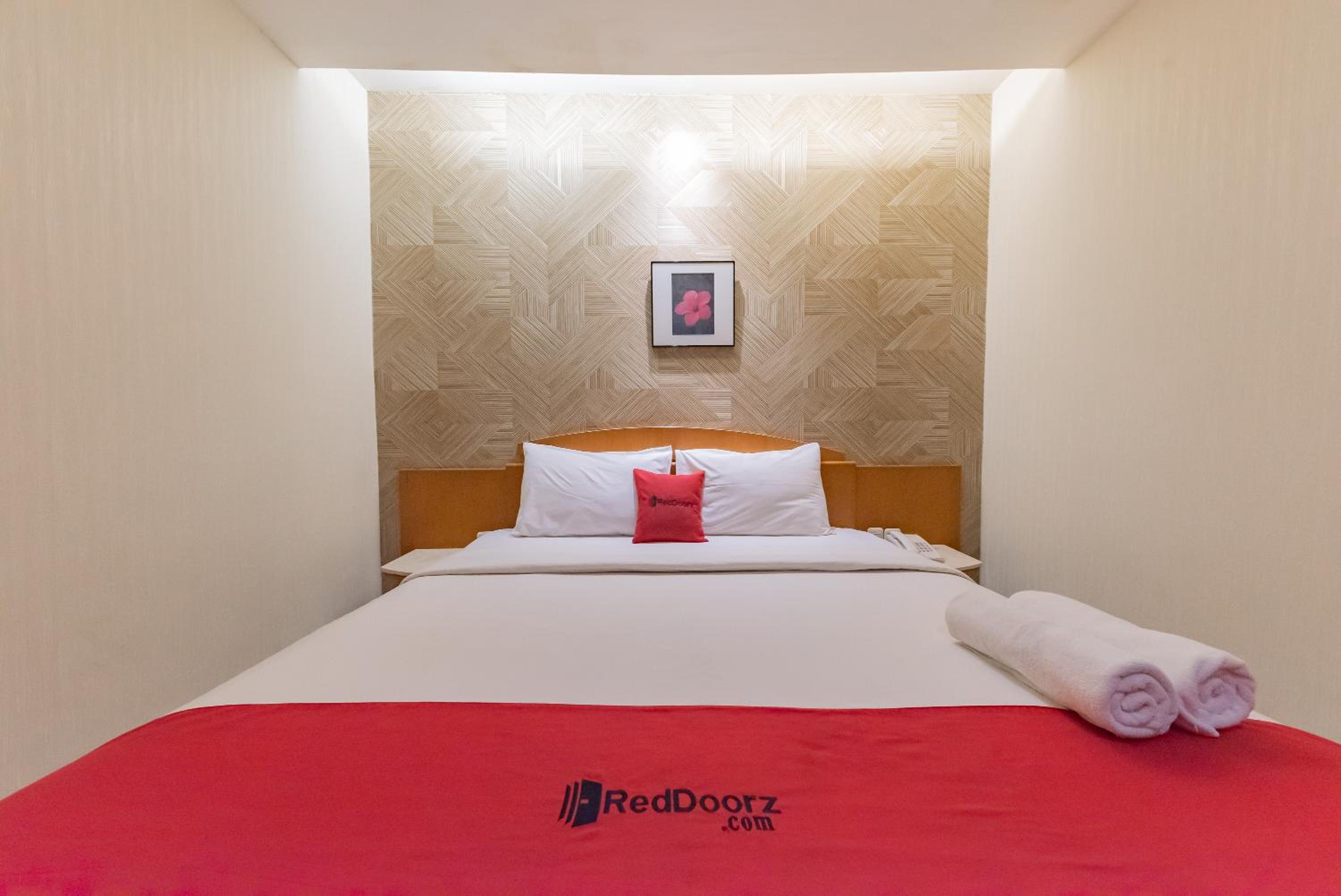 غرفة بسرير مزدوج، RedDoorz Plus @ Cipaganti Street 3 3/9