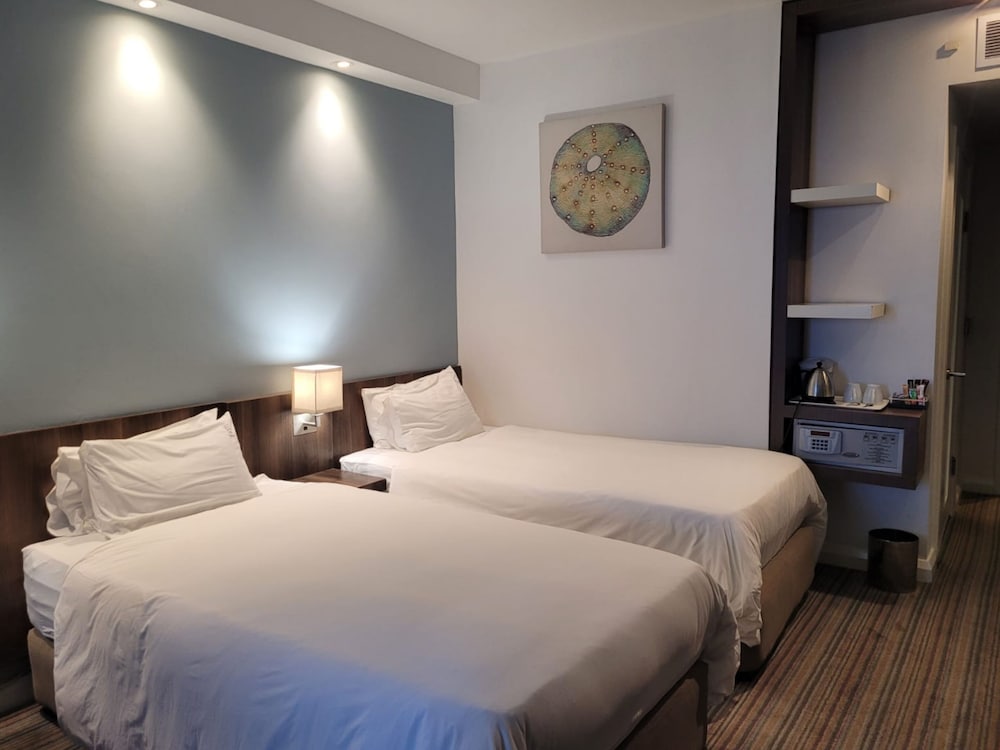 HOLIDAY INN EXPRESS DURBAN - UMHLANGA 22/83