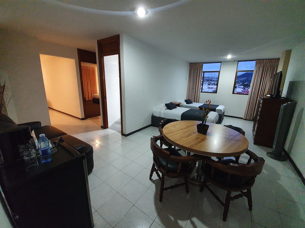 Estanza Hotel and Suites 50/58
