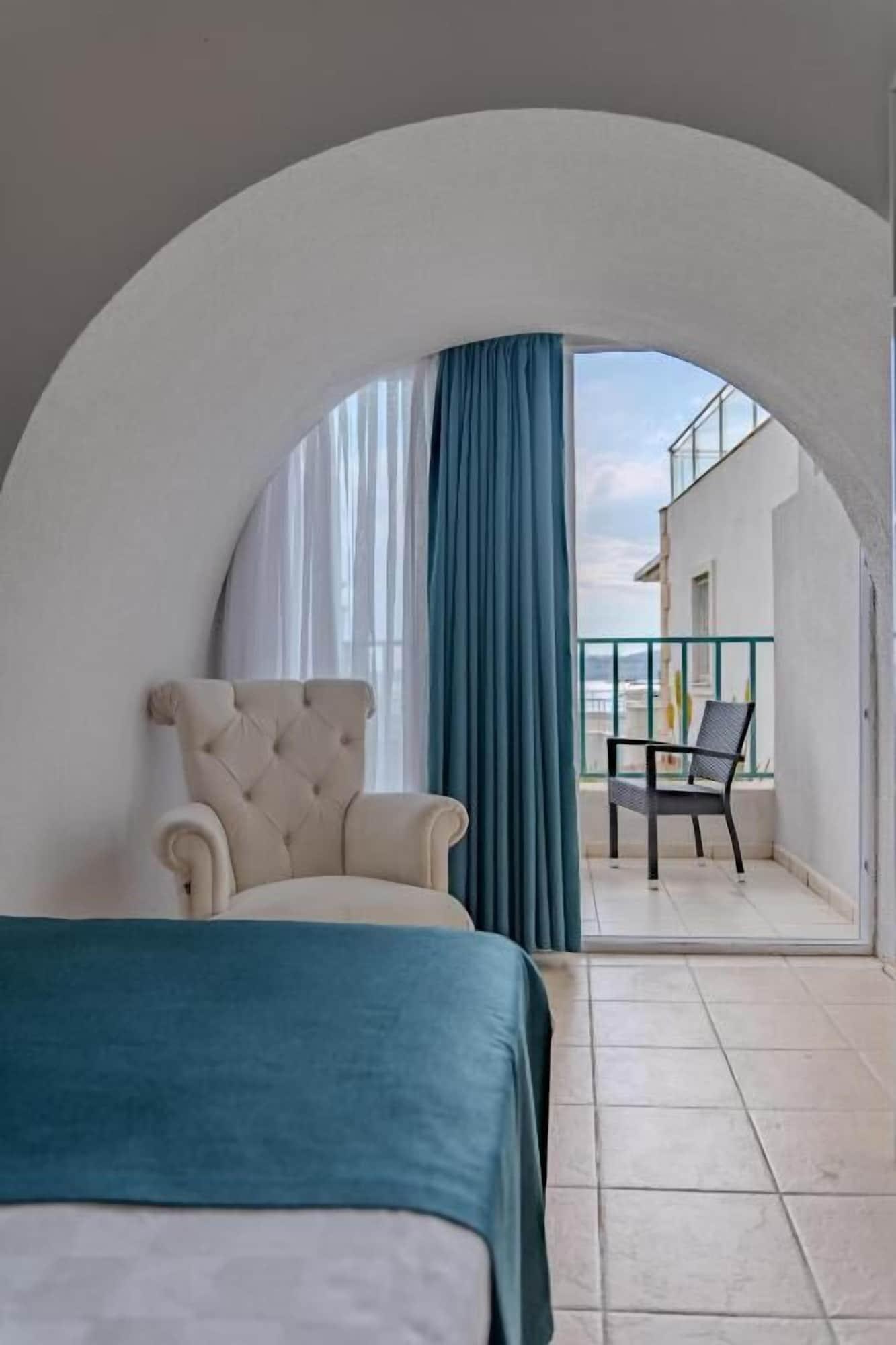 Standard, Partial Sea View, Mia Hill Suites 3/7