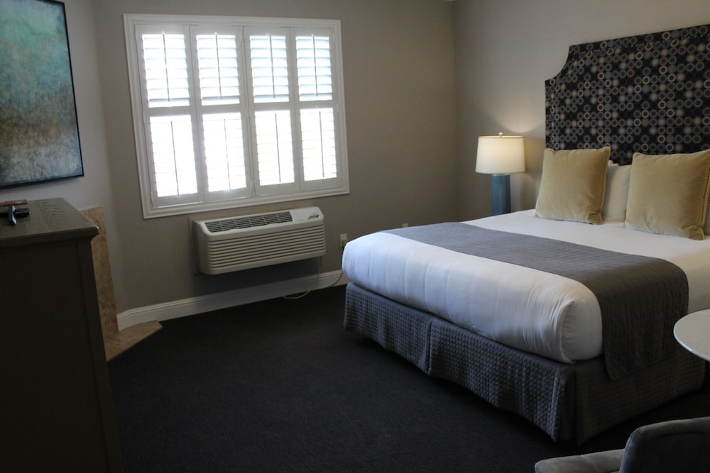 DELUXE, KING BED