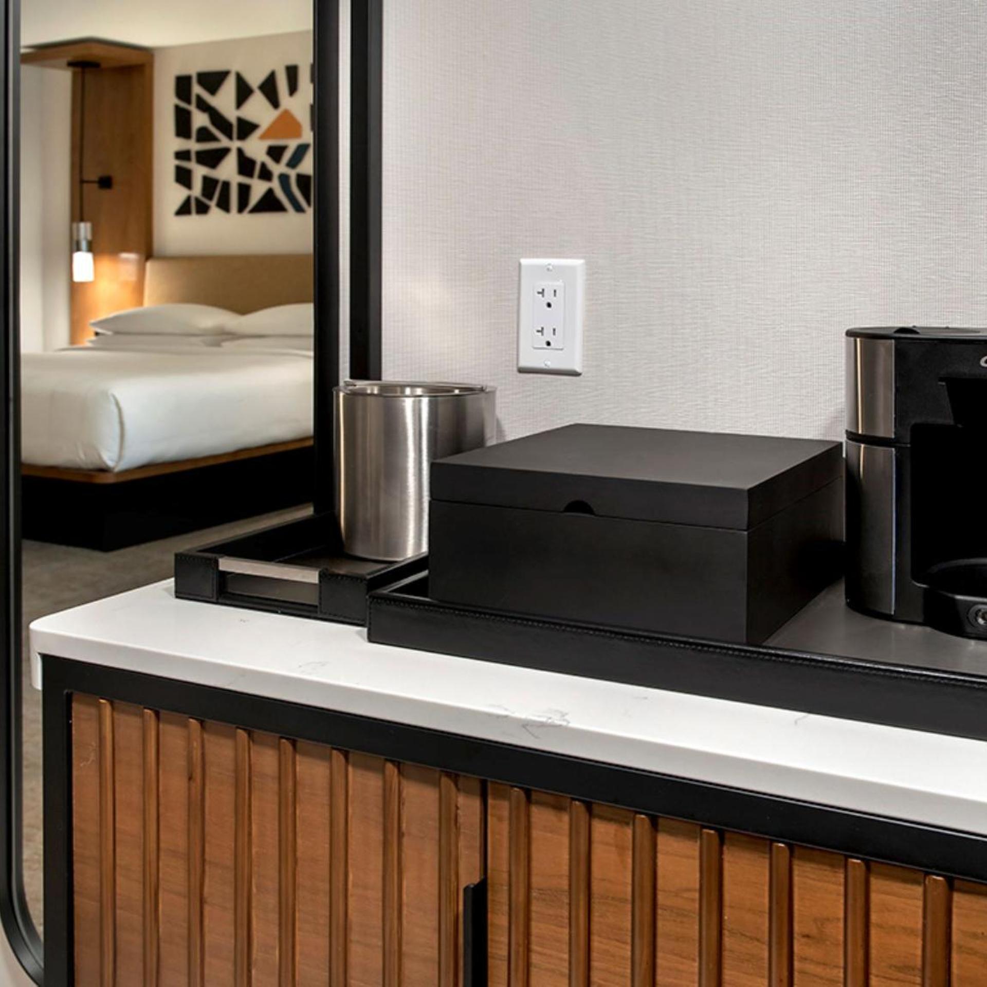غرفة بسرير كينج بإطلالة على المدينة مع دخول صالة النادي، Marriott Springfield Downtown 7/8