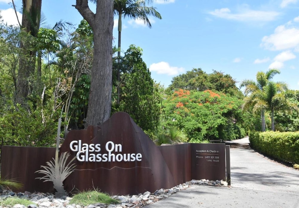 GLASS ON GLASSHOUSE AND THE LOOKOUT CAFE 3/66