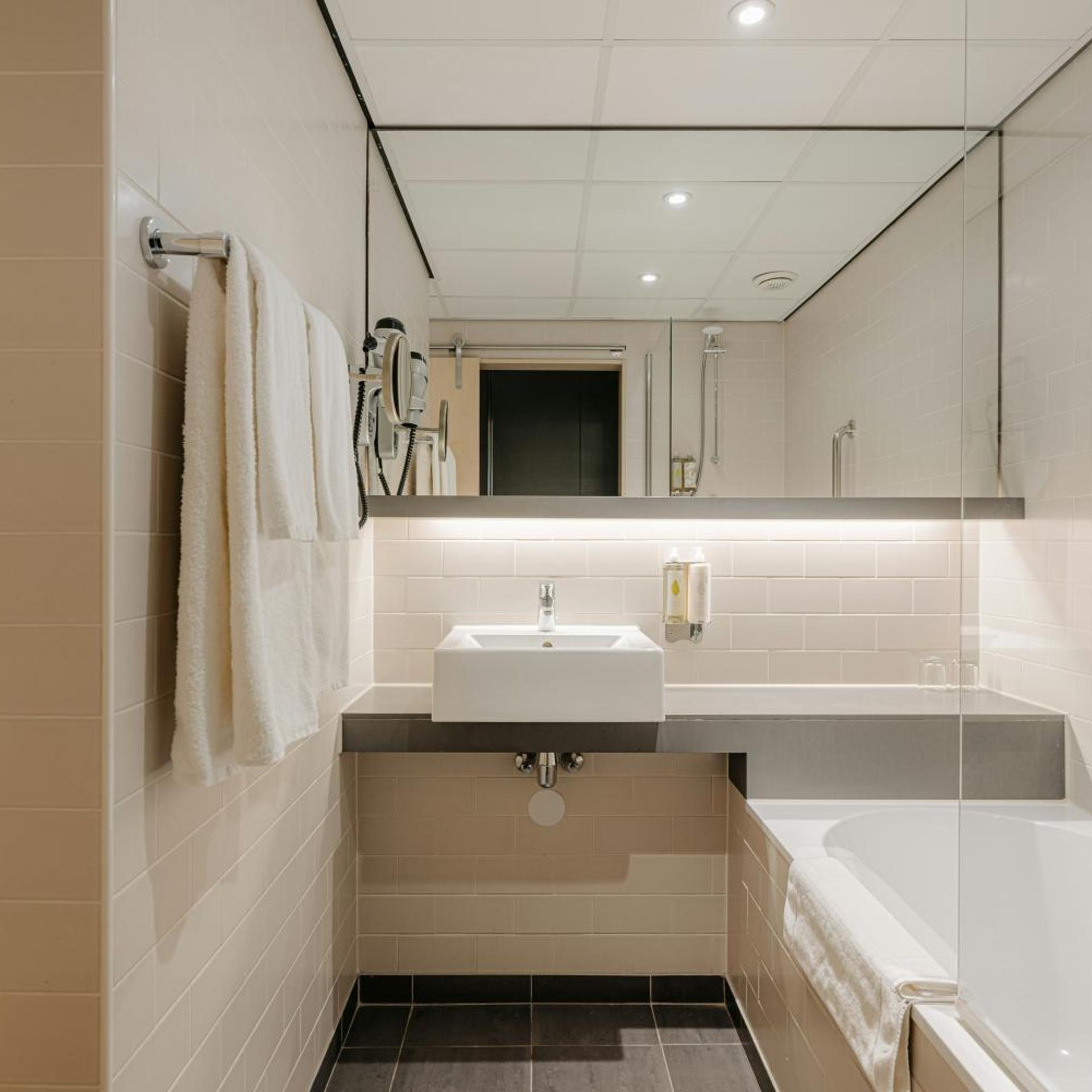 غرفة سوبيريور بسرير كينج، Leonardo Hotel Den Haag Babylon 4/4