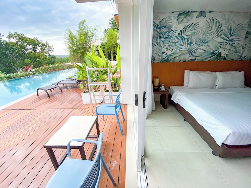 Deluxe, Queen Bed, Pool Access