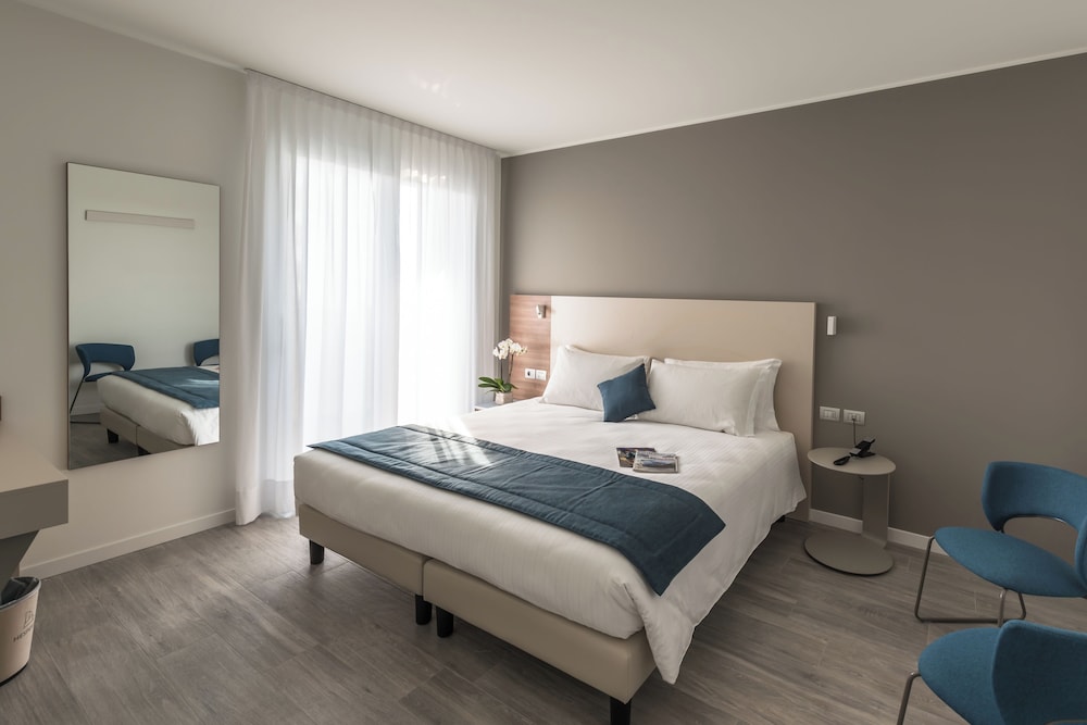 غرفة بسرير كينج بإطلالة على المدينة، Hesperia Hotel & Residence 2/5