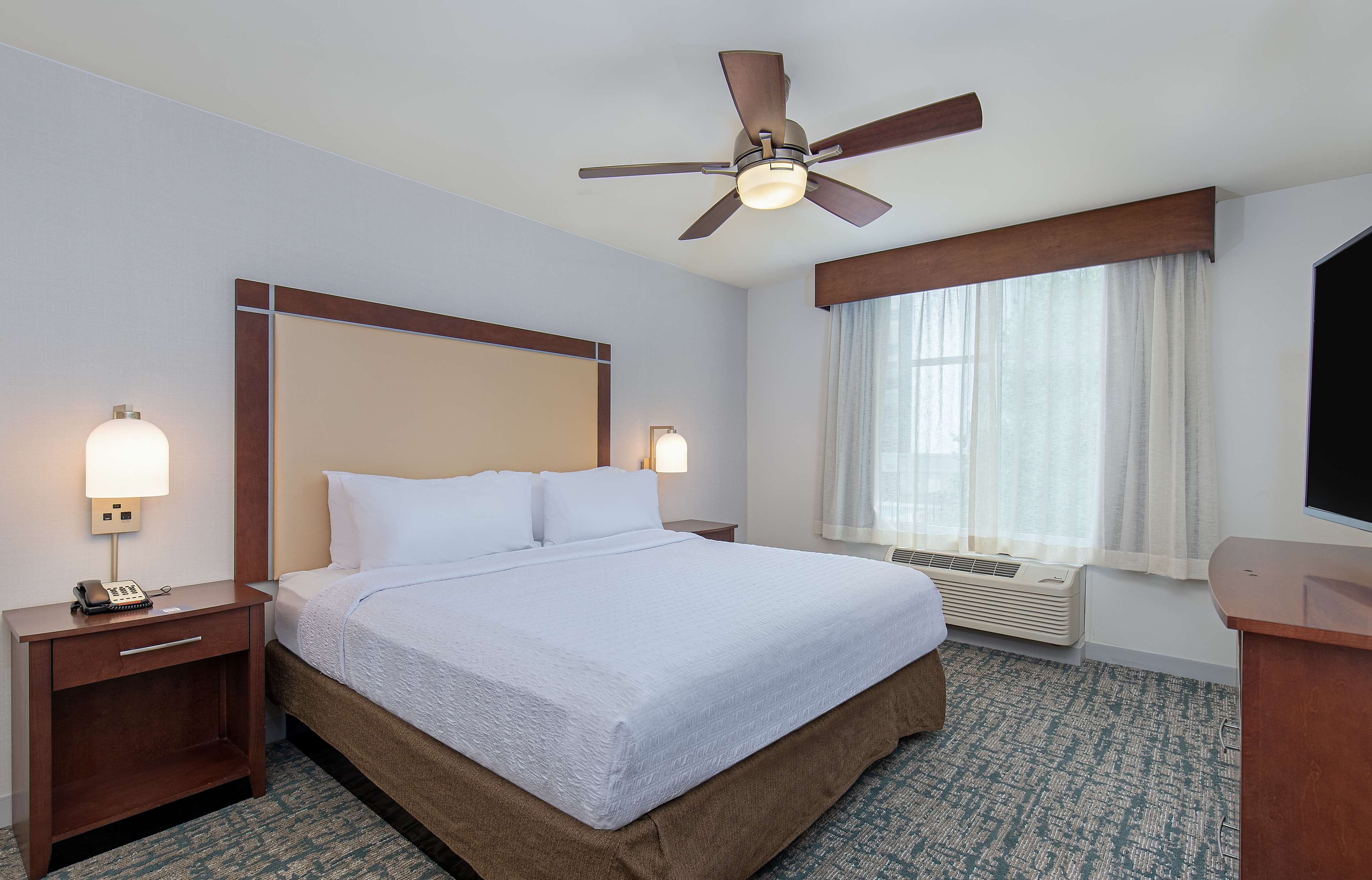 STUDIO, QUEEN BED