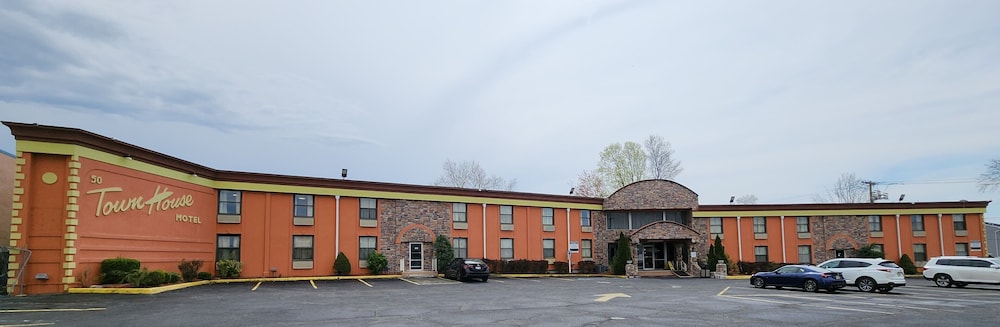 Townhouse Inn &amp; Suites 23/25