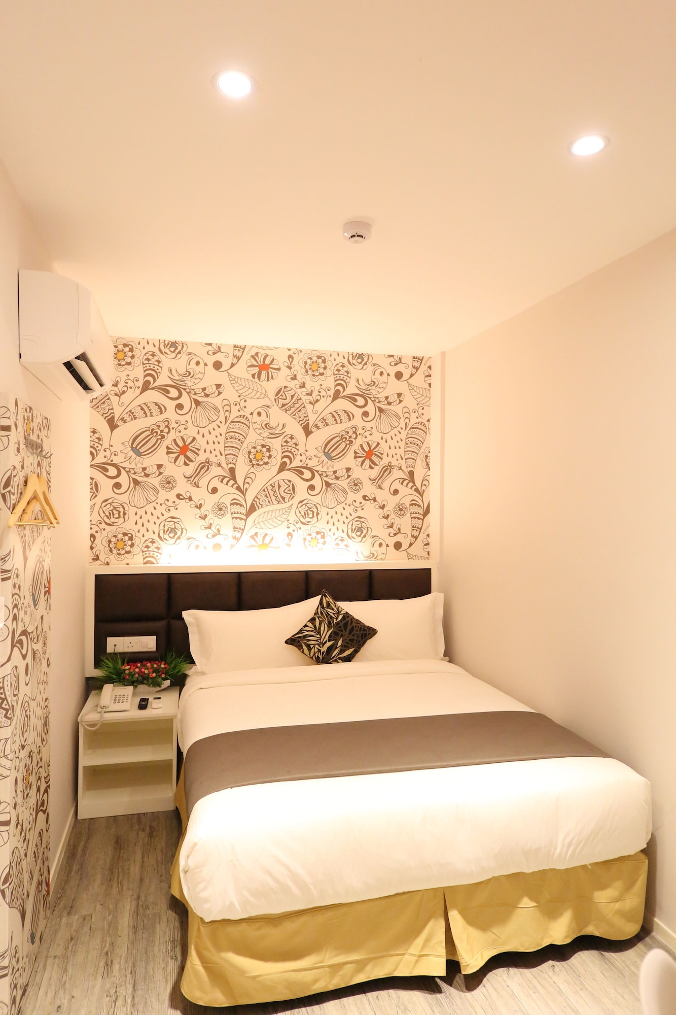 STANDARD, QUEEN BED, NO WINDOW