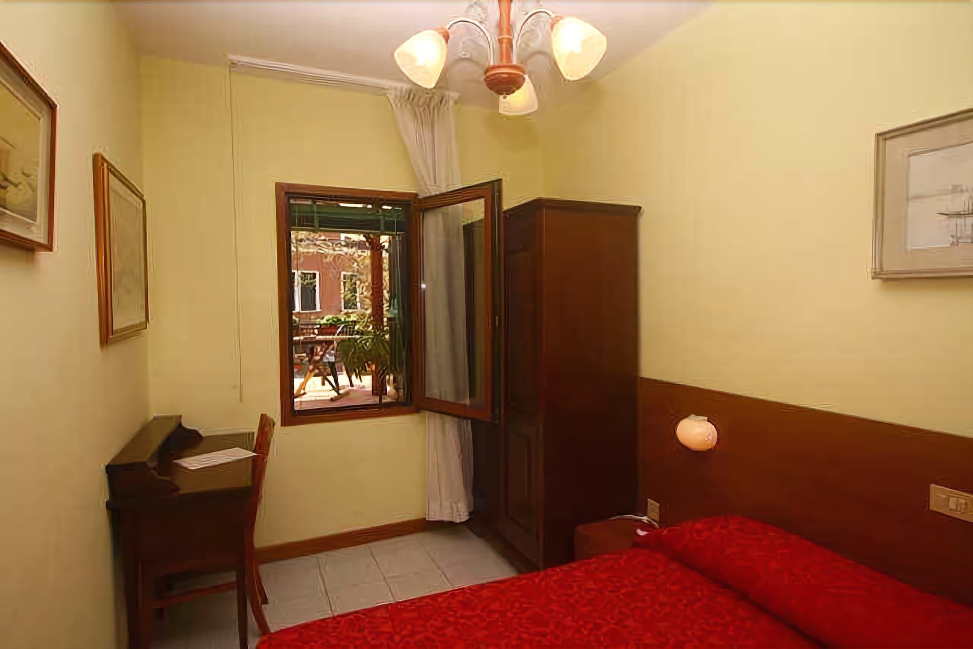 Hotel Dalla Mora 18/26