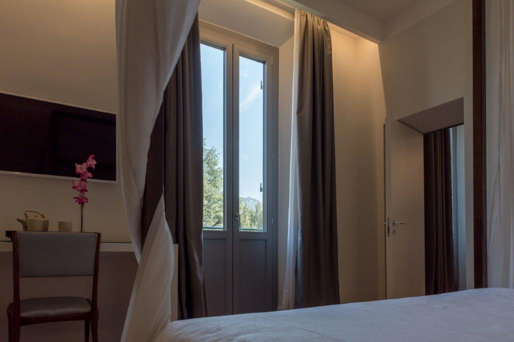 Royal, Thai, Suite