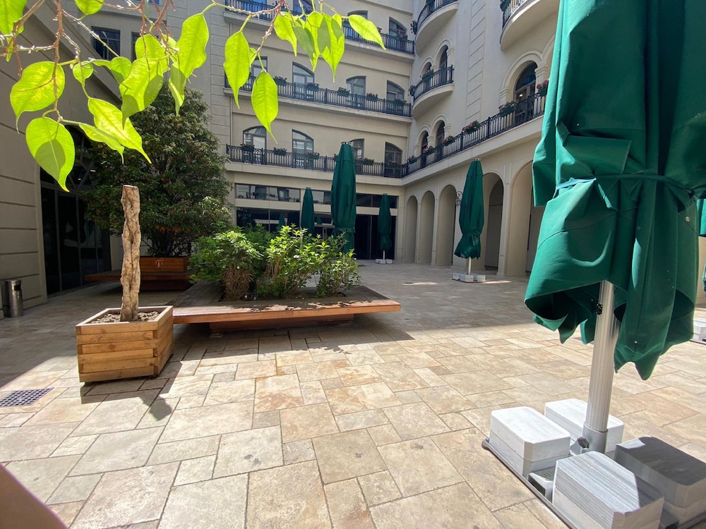 Agora Suites 62/67