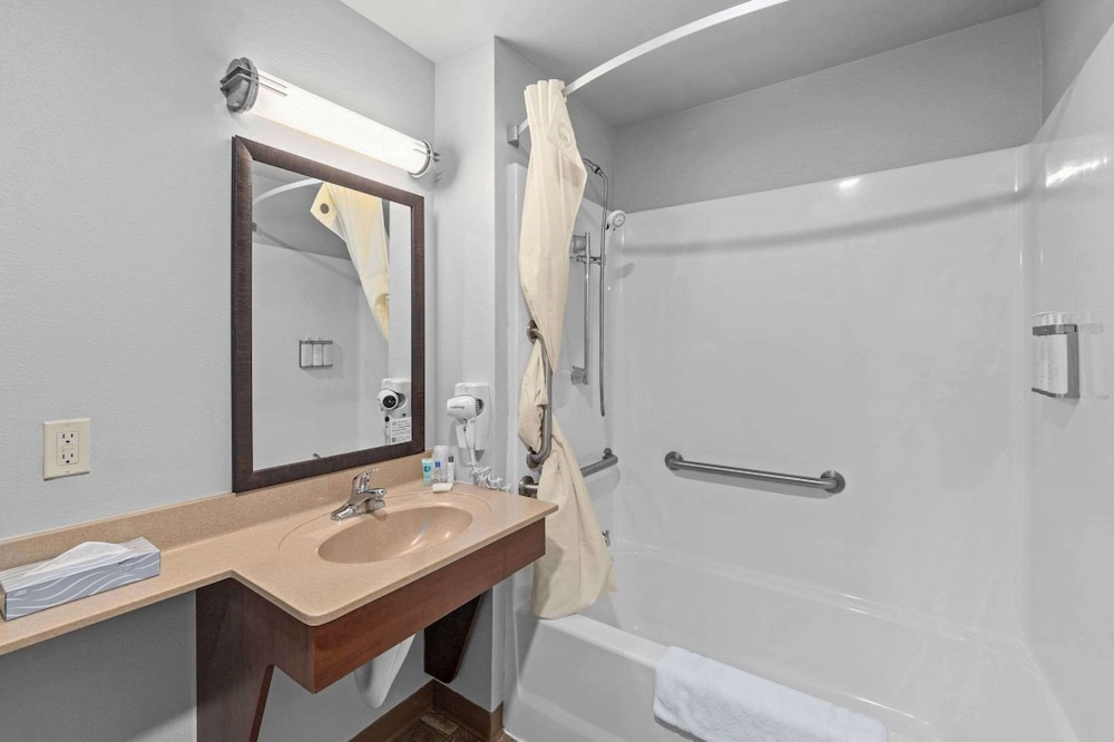 غرفة بسريرين كوين لذوي الإعاقة، MainStay Suites Spokane Valley, WA 4/8