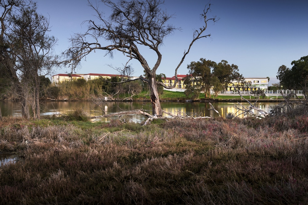 Swan River Hotel 54/56