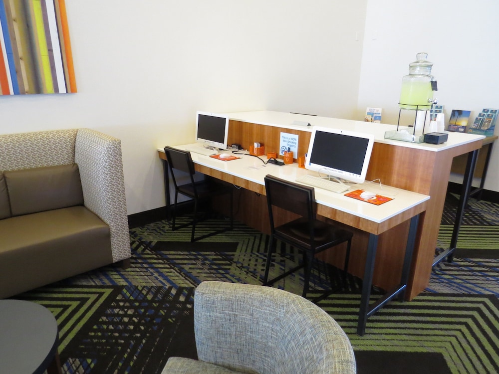 Holiday Inn Express Hotel & Suites Spring Hill 53/69