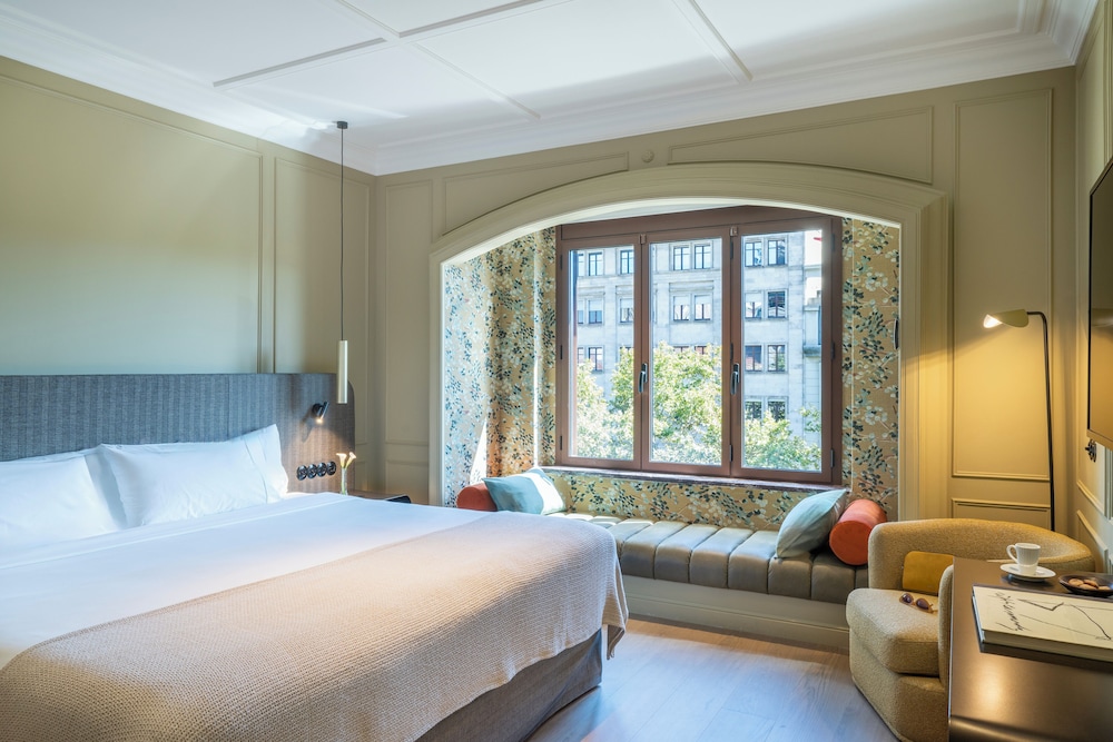 SUPERIOR, DOUBLE BED, CITY VIEW