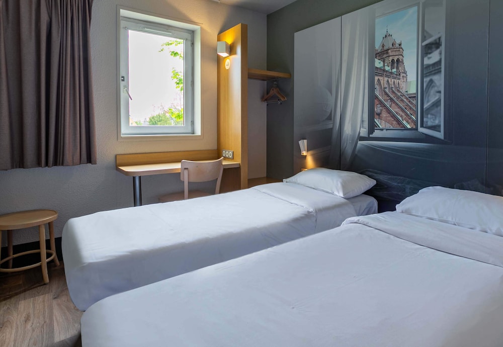 ROOM, TWIN BEDS