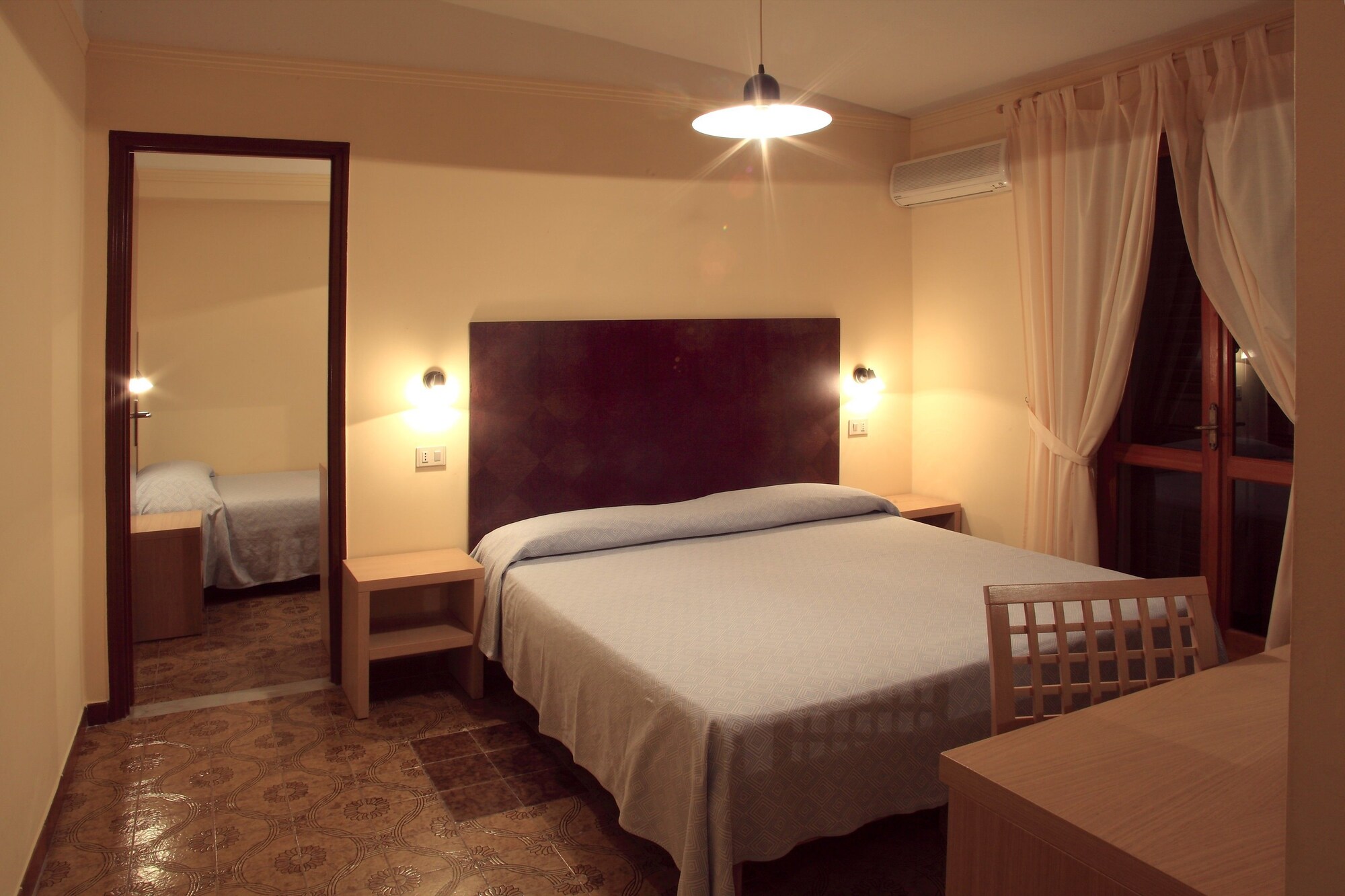 ROOM, QUADRUPLE