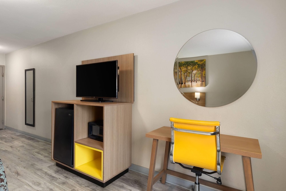 Days Inn by Wyndham Lincoln, AL 40/50