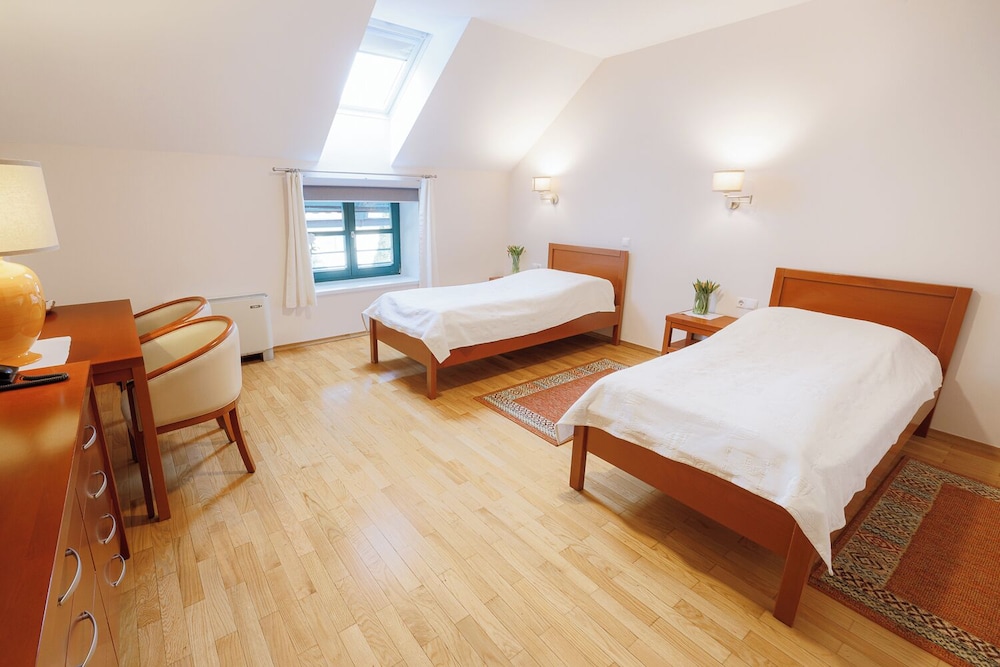 ROOM, TWIN BEDS