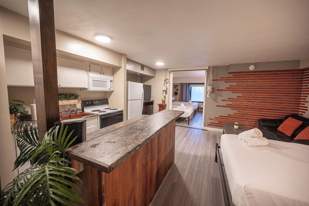 1Bd1Ba w BonusRM Stay Together Suites 33/62
