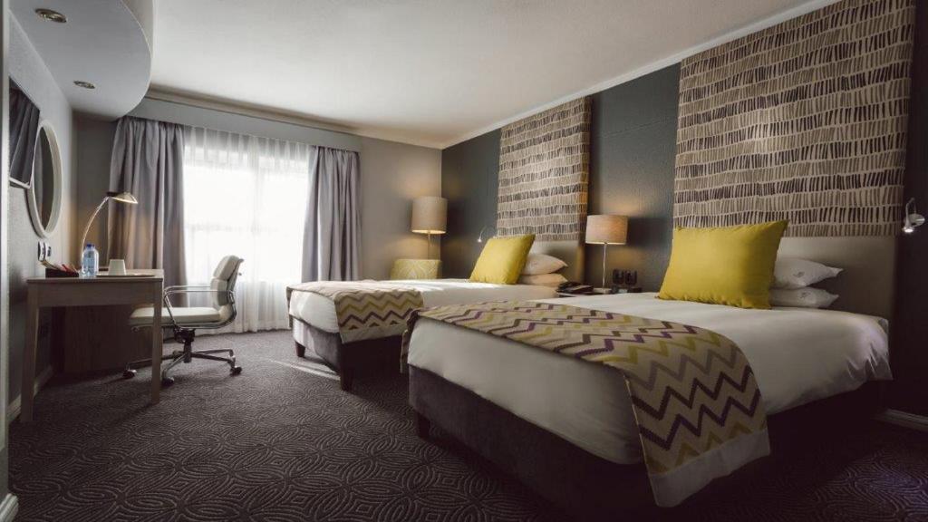 غرفة بسريرين كوين، Holiday Inn Johannesburg Airport Previously Know As the Airport Grand Hotel And Conference Centre 2/3