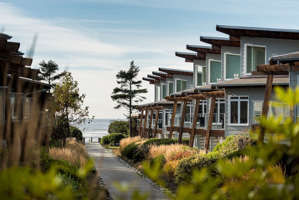 Cox Bay Beach Resort 6/68
