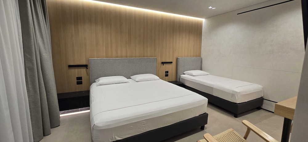Lion Gate Hotel 14/50