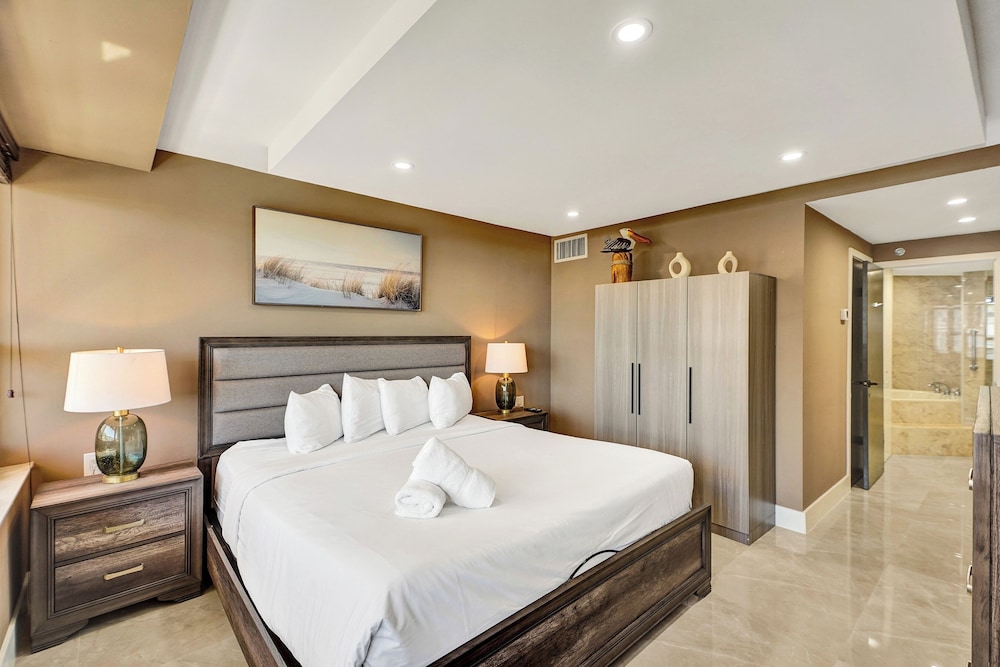 Condo, Resort, 1 King and 2 Queen Beds, Beach Side, Bathtub