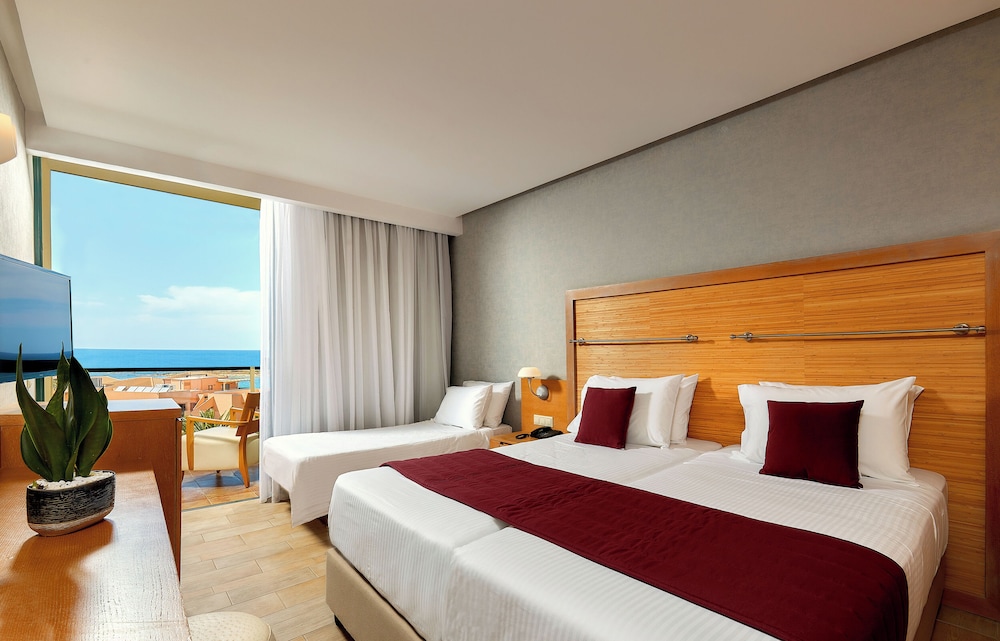 غرفة بسريرين منفصلين بإطلالة على البحر، Sirens Beach Hotel 5/10