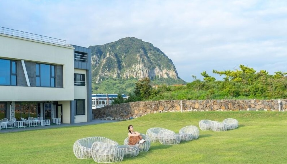 Sun And Moon Resort 94/100
