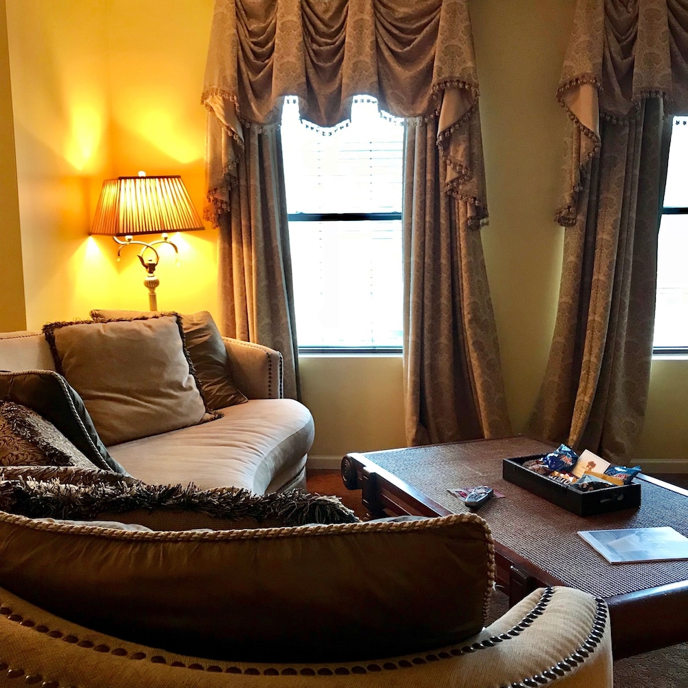 Ophelias Restaurant & Inn 22/25