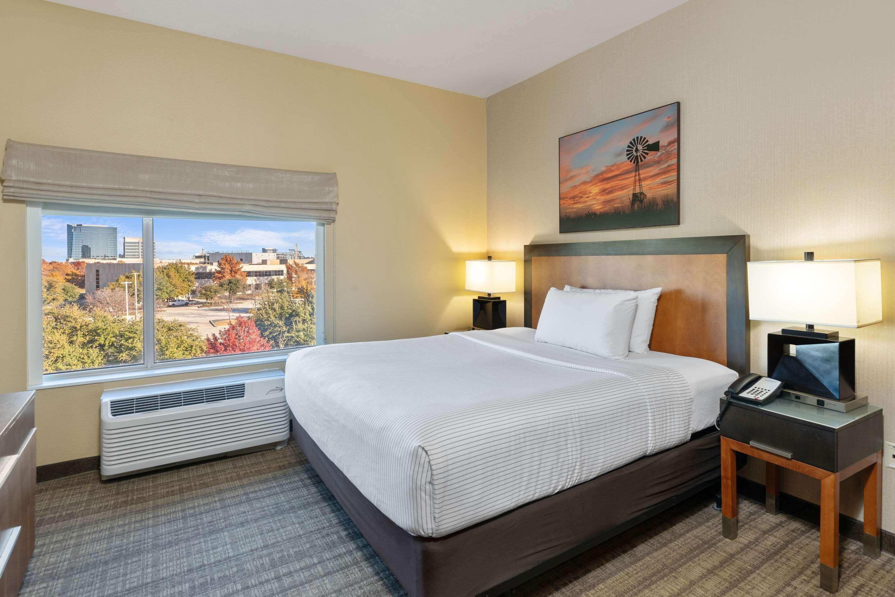 SUITE, KING BED, ACCESSIBLE
