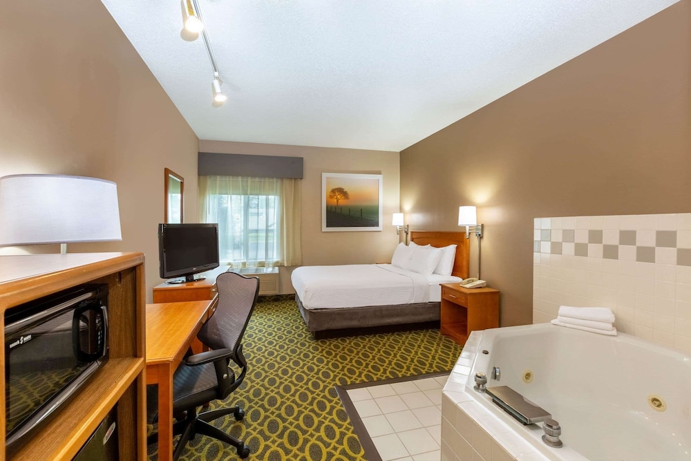 Days Inn & Suites by Wyndham Madison 20/41