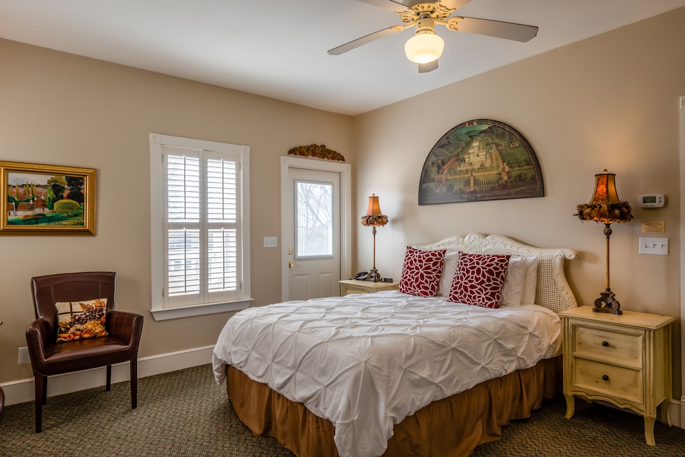 Vineyard, Queen Bed