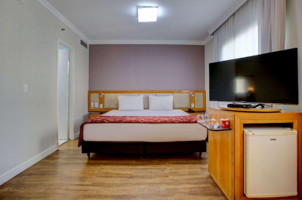 SUITE, QUEEN BED, SMOKING