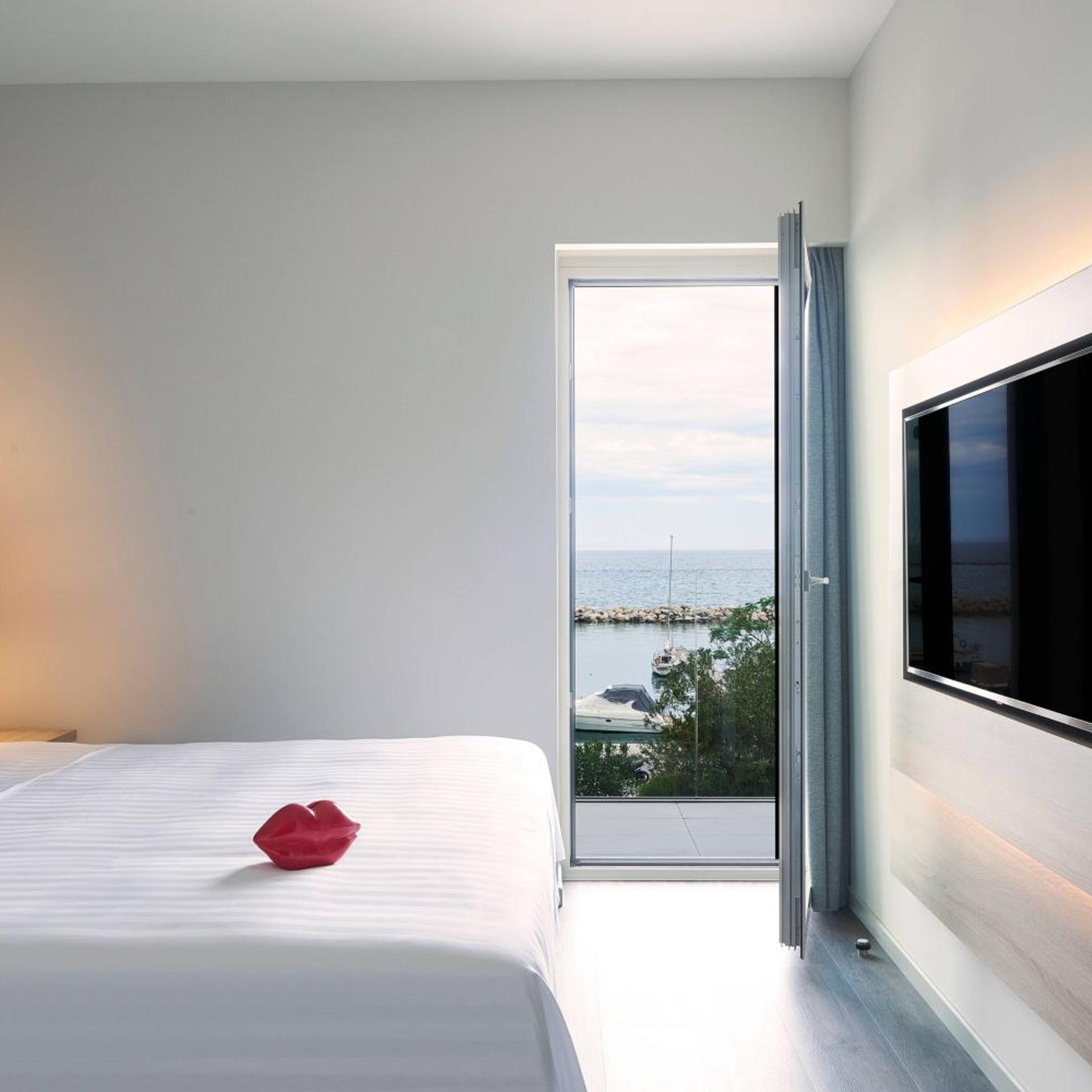 Moxy, Guest Room, Queen Bed, Sea View, Balcony