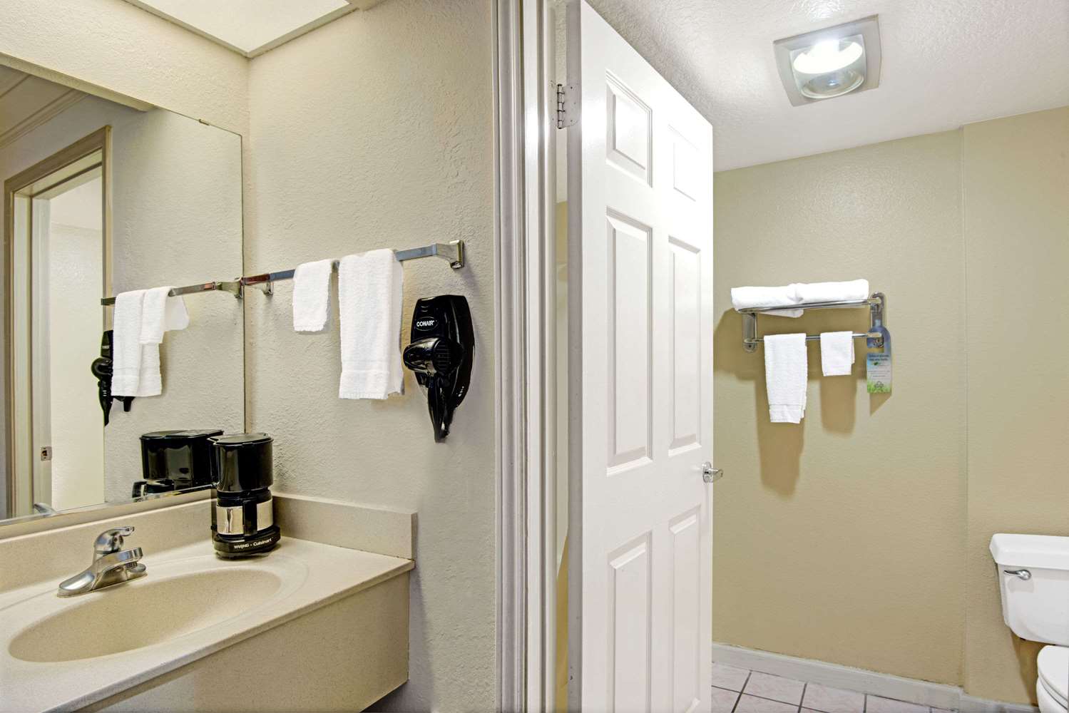 Days Inn by Wyndham San Antonio Airport 37/37
