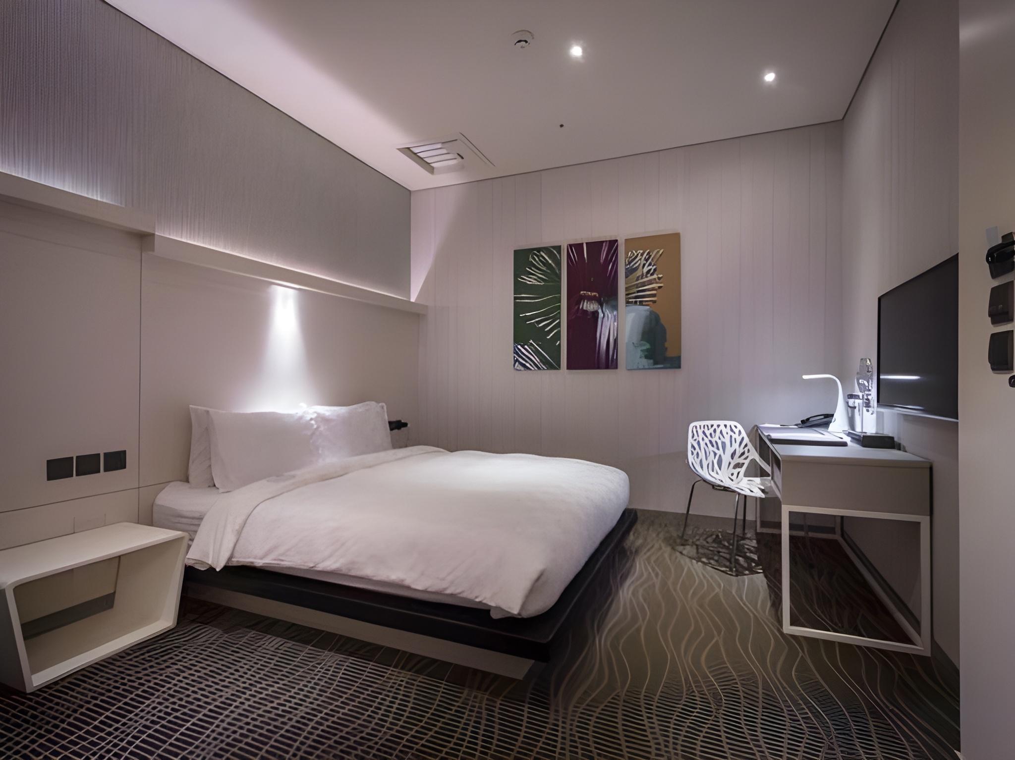 Vantage, Queen Bed