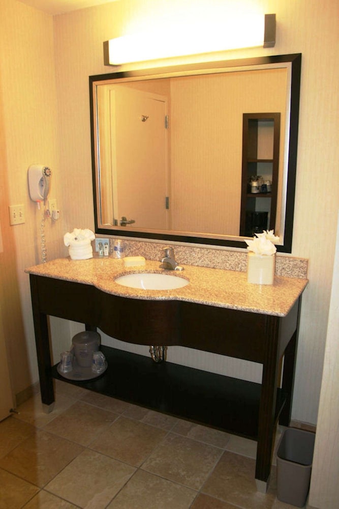 Hampton Inn And Suites Phoenix Glendale Westgate Az 14/65