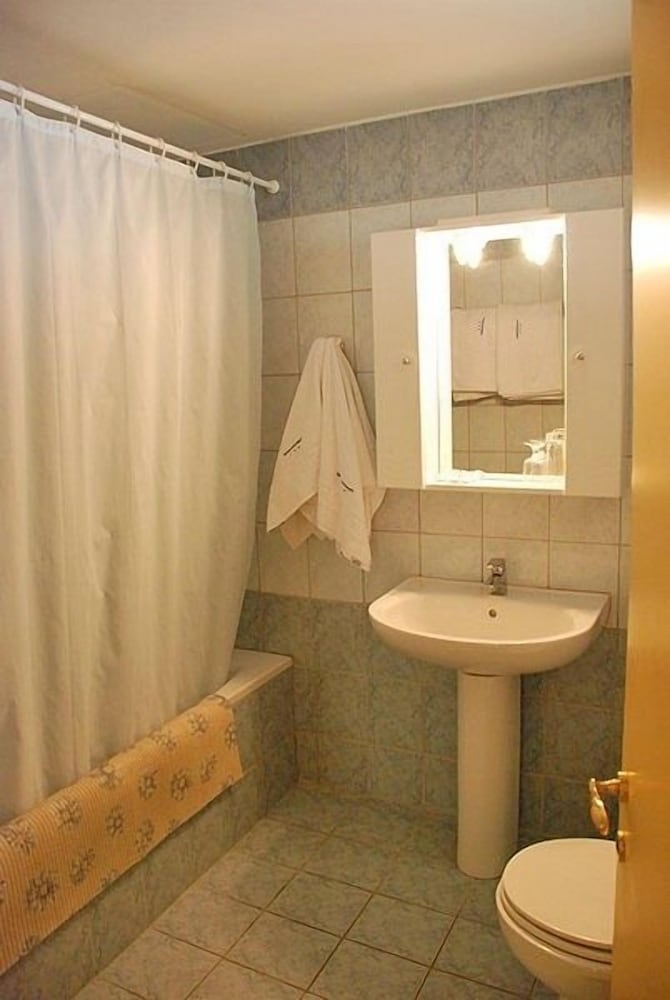 Paramonas Hotel 50/50