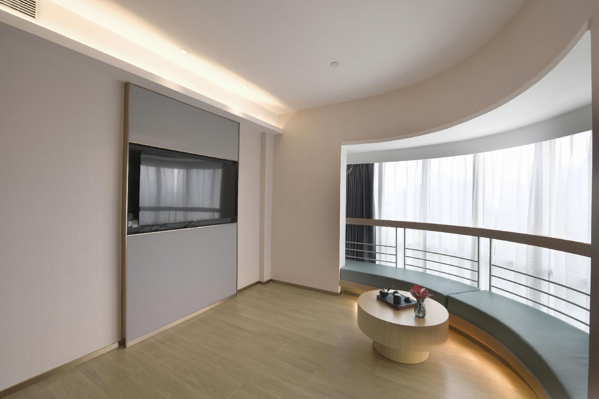 Rich Hotel 33/43