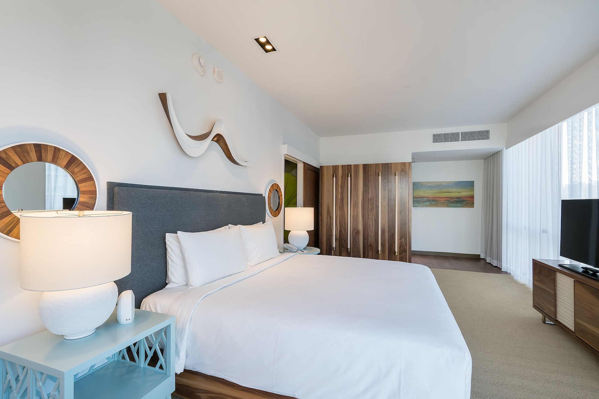 DELUXE, KING BED